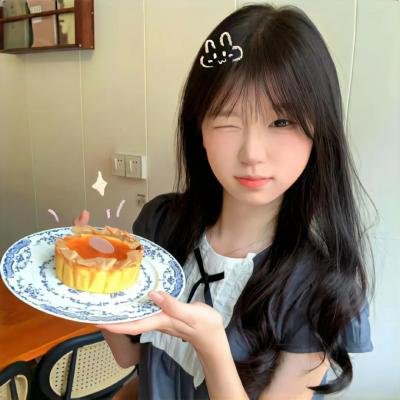 女生出拳